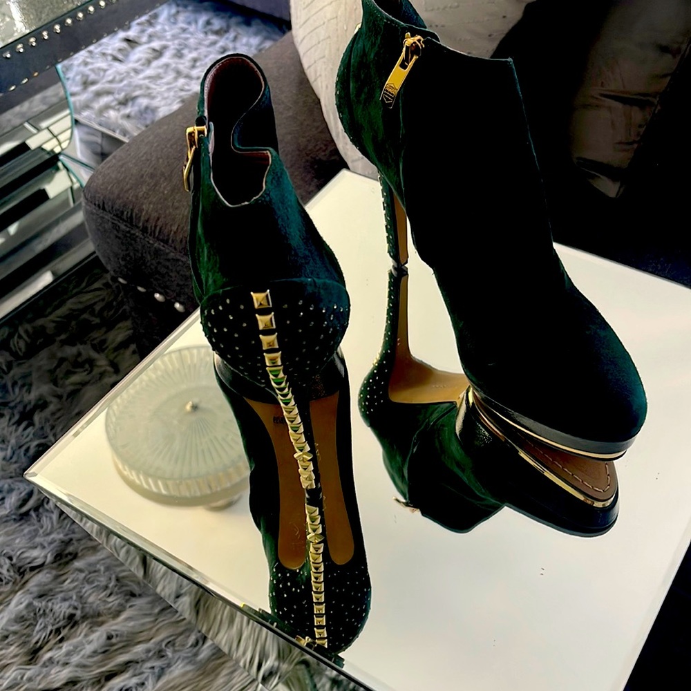 Green size 9 Vince Camuto heels.